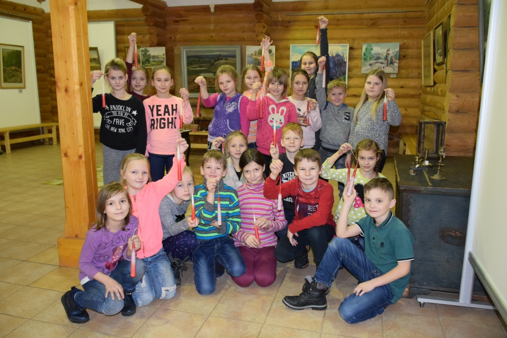 KATRAM  SAVA SVECE! Mazzalves pamatskolas audzēkņi ir gandarīti — katrs izgatavoja savu divkrāsu sveci.