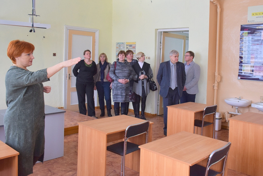 Šeit bija ķīmijas kabinets. Zalves pagasta pārvaldes vadītāja Dzintra Noreika (no kreisās) Labklājības ministrijas pārstāvjiem un Neretas novada domes deputātiem izrāda Sproģu skolas telpas.