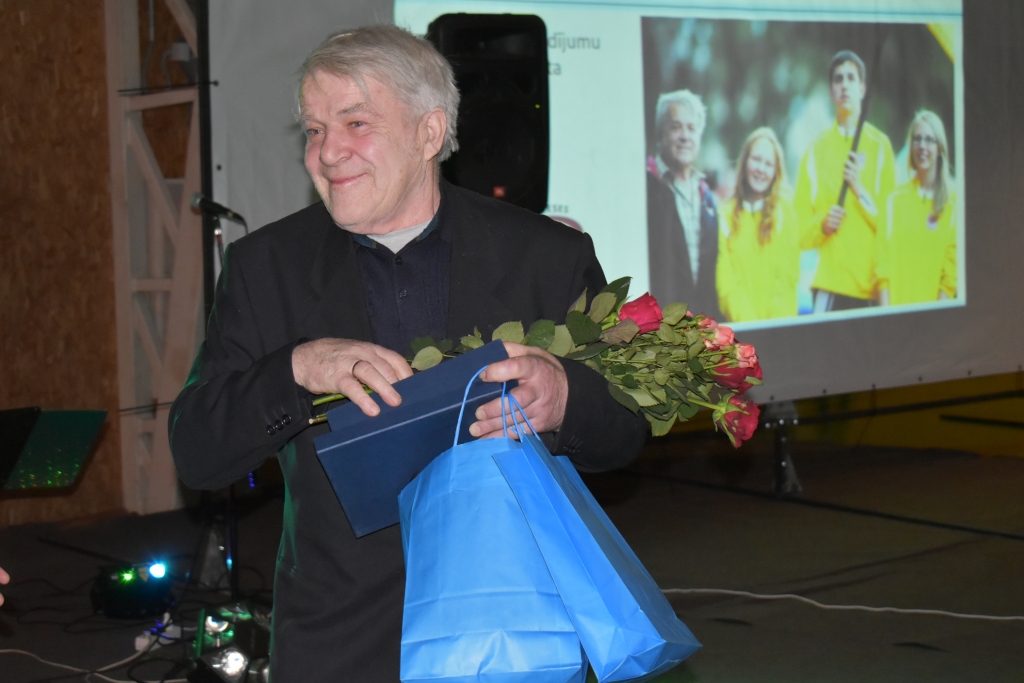 Balva par mūža ieguldījumu sporta attīstībā. Vieglatlētikas treneris Igors Lulle pēc gandrīz 50 gadu skološanas beidz aktīvās darba gaitas.