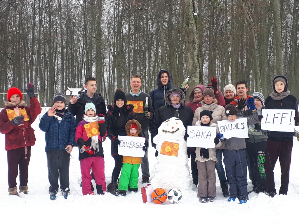 Ērberģes luterāņu draudze saka paldies Latvijas Futbola federācijai par sagādātajām balvām ziemas futbola mačam.
Autors: no A. Krūzes albuma
