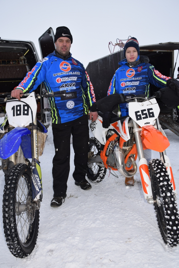 Juris Timko (no kreisās) atklāj — ir doma, ka Rainers vasaras sezonā varētu startēt arī Eiropas čempionātā, kura posmi notiks visās trijās Baltijas valstīs un Ukrainā.