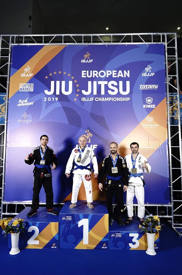 Melnās jostas īpašnieki. Mihails Šabarovs (uz pirmā pakāpiena) atklātajā Eiropas džiudžitsu čempionātā izcīnīja pirmo vietu.
Autors: no personīgā albuma