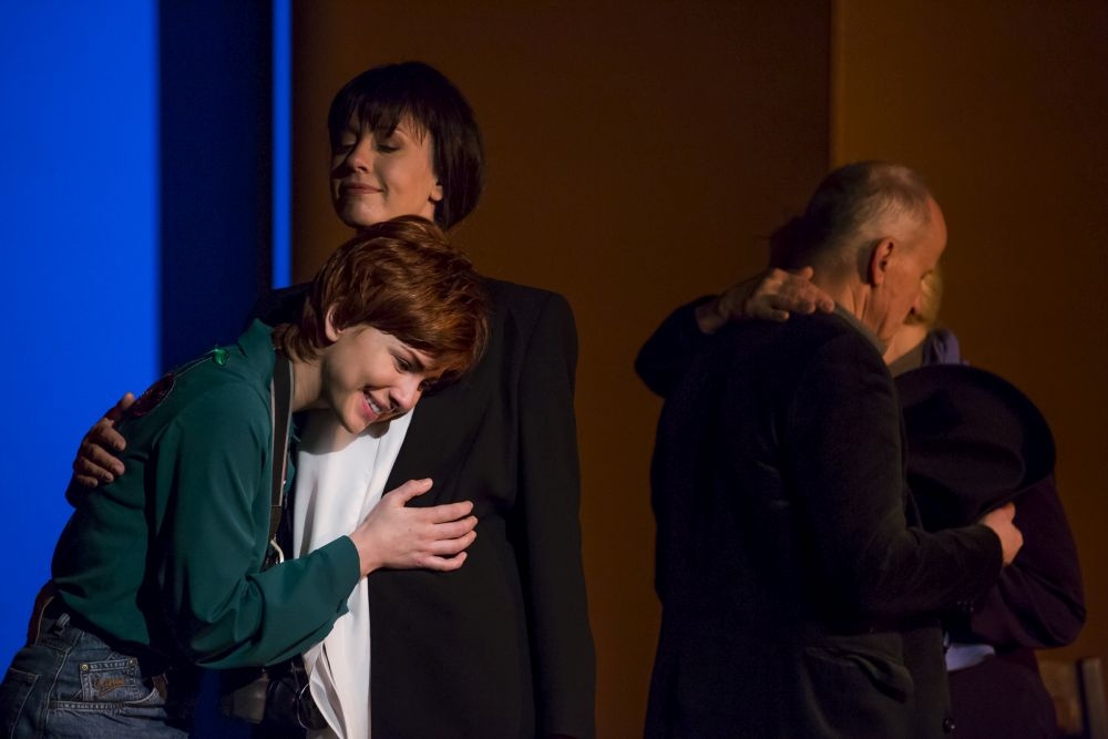 Saruna ar brāli. Džeika māsa Semija (Lelde Dreimane) (no kreisās) un Džoija.