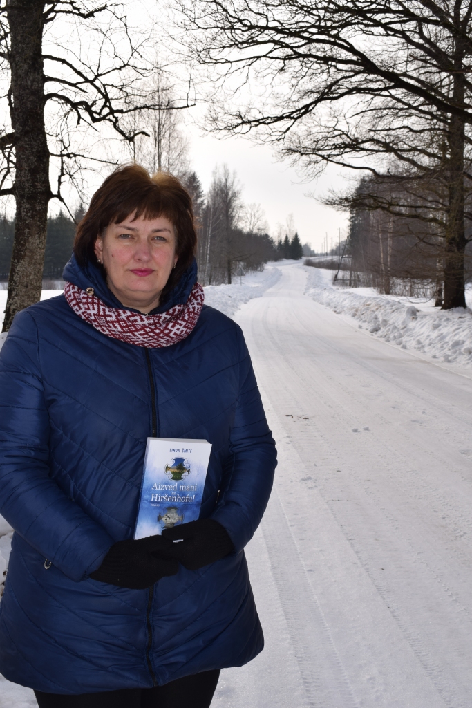 TIKKO NO TIPOGRĀFIJAS. Grāmatas autore Linda Šmite ar savu 13. dar­-
bu — romānu “Aizved mani uz Hiršenhofu!”, ko nupat saņēmusi.
Autors: no Lindas Šmites albuma