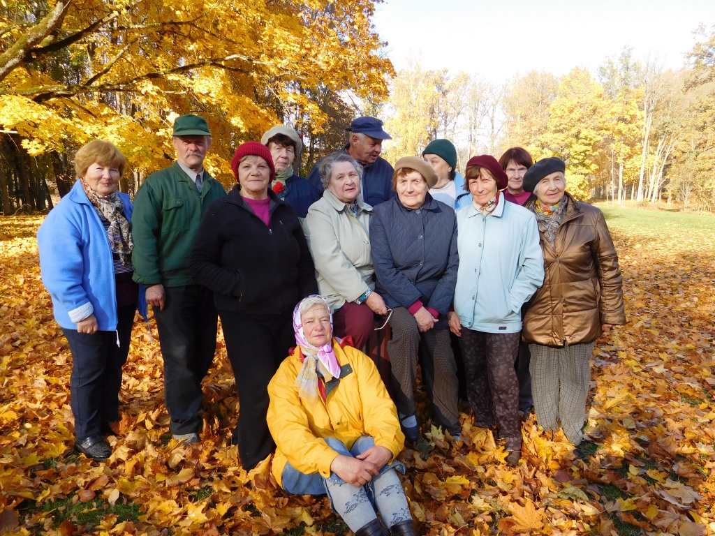 Talkā “Rudens lapa”. Šis pasākums iemūžināts arī Lonijas Brokas videofilmiņā “Lapas dzeltenās” un “Es nevēlos dejot tango”. Priekšplānā — “Pīlādzīša” vadītāja Zenta Bērziņa.