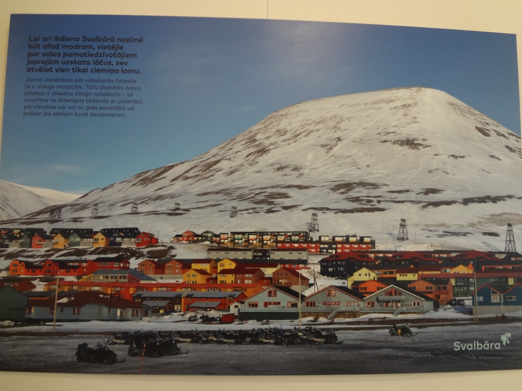 SVALBĀRA. Ziemā vislabākais pārvietošanās līdzeklis te ir sniega motocikls. Dodoties ārpus pilsētas, jāievēro stingri noteikumi — lai izvairītos  no tikšanās ar polārlāci, pārvietoties var vai nu gida pavadībā, vai pašam pie sāniem turot  šaujamieroci.