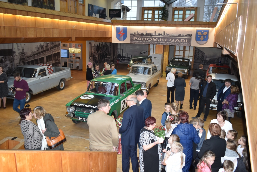 INTERESE IR! Kopš ekspozīcijas “Padomju gadi” atklāšanas 2018. gada novembrī katru sestdienu ieradušies vidēji 30— 35 apmeklētāji. Citās dienās pēc pieteikuma to apskata tūristu grupas. Pašlaik ekspozīcija atvērta tikai sestdienās no pulksten 11 līdz 17, bet, sākoties tūrisma sezonai, tā būs apskatāma katru dienu, izņemot pirmdienas un otrdienas.
Autors: no “Staburaga” arhīva