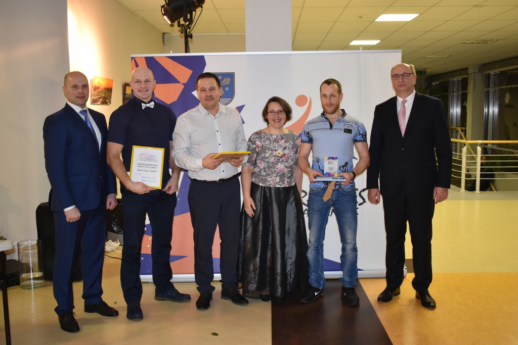 Līdzjutēju favorīti lasīs “Staburagu”. No kreisās — Valdis Padoms, Andrejs Ostvalds, Uģis Benjavs, Agita Grīnvalde-Iruka, Dainis Luberts un Leons Līdums.