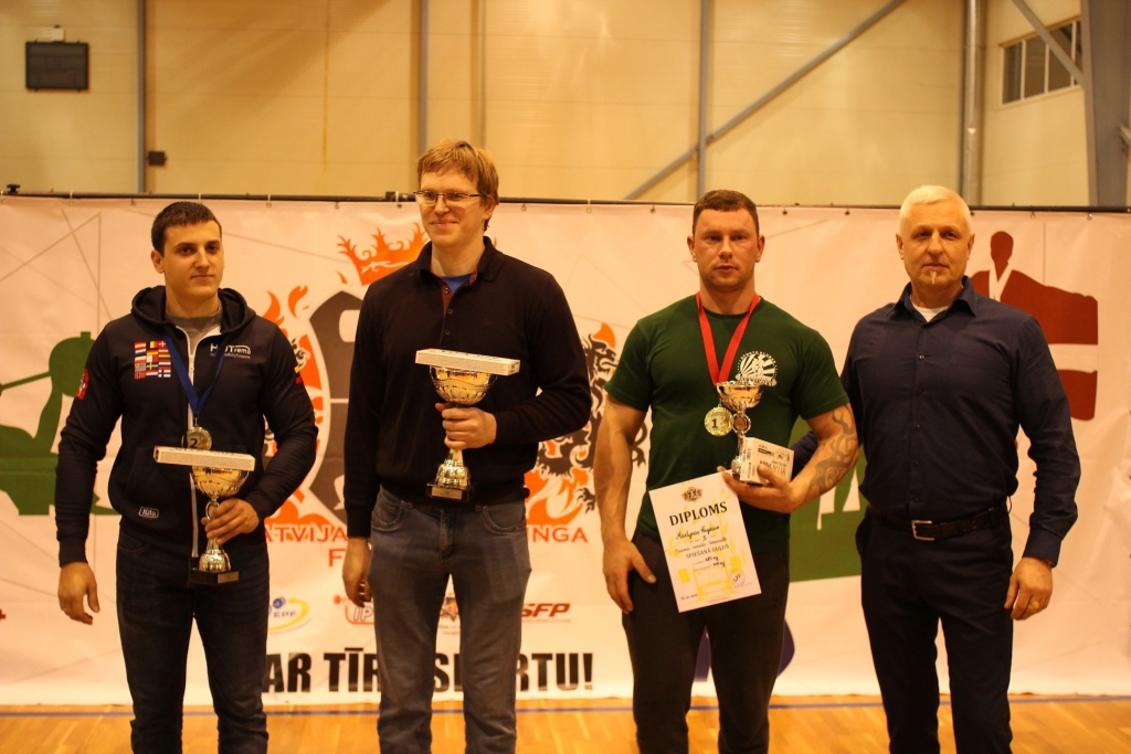 Labāko vīru trijnieks. Absolūti labākos rezultātus vīru grupā uzrādīja aizkrauklietis Gints Reinholds (otrais no kreisās), otrs augstvērtīgākais sniegums Daiņum Vezauskam un Martinam Križum no Lietuvas.
Autors: no Latvijas Pauerliftinga federācijas