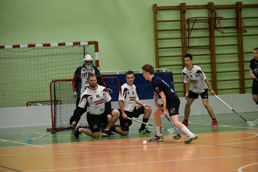 Jaunības maksimālisms pret pieredzi. Komandas “Aizkraukles novada vidusskola” spēlētājs Tomass Zībārts cenšas izmantot iespēju, kamēr laukumā ir aizkraukliešu pārsvars.