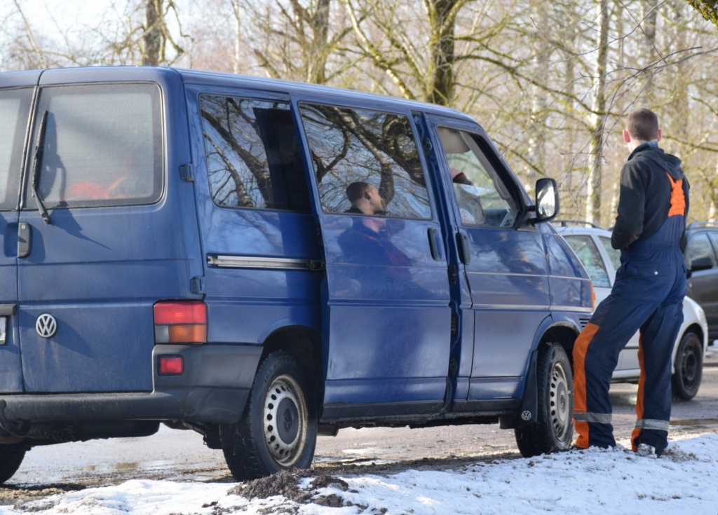 Volkswagen Transporter vadītājam nebija nekādu tiesību. Sods par šādu pārkāpumu ir no 280 līdz 430 eiro. Viņam būs jāmaksā 280 eiro.