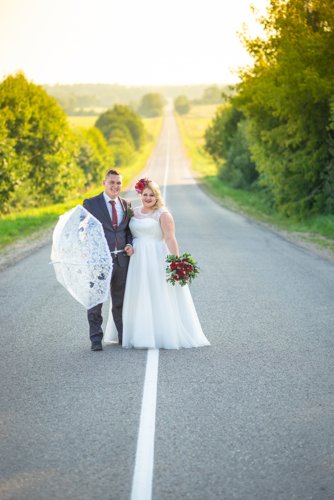 JAUNA CEĻA SĀKUMĀ. Ginta Gudjāne pagājušā gada vasarā kāzu dienā kopā ar vīru Jāni uz ceļa posmā Viesīte—Nereta.
Autors: no Gintas Gudjānes albuma