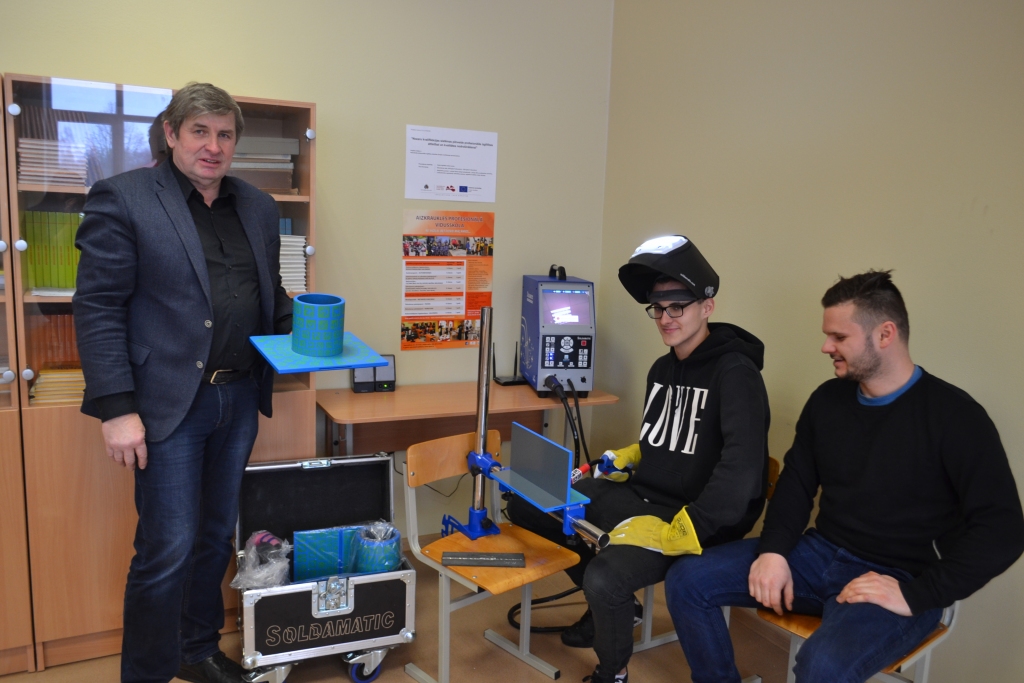 DAŽĀDO MĀCĪŠANĀS PROCESU. Skolotājs Rolands Krūklis (no kreisās) kopā ar metālapstrādes audzēkņiem Ingu Mārtiņu Janišu un Mārtiņu Dumpi vērtē jauniegūto metināšanas simulatoru.