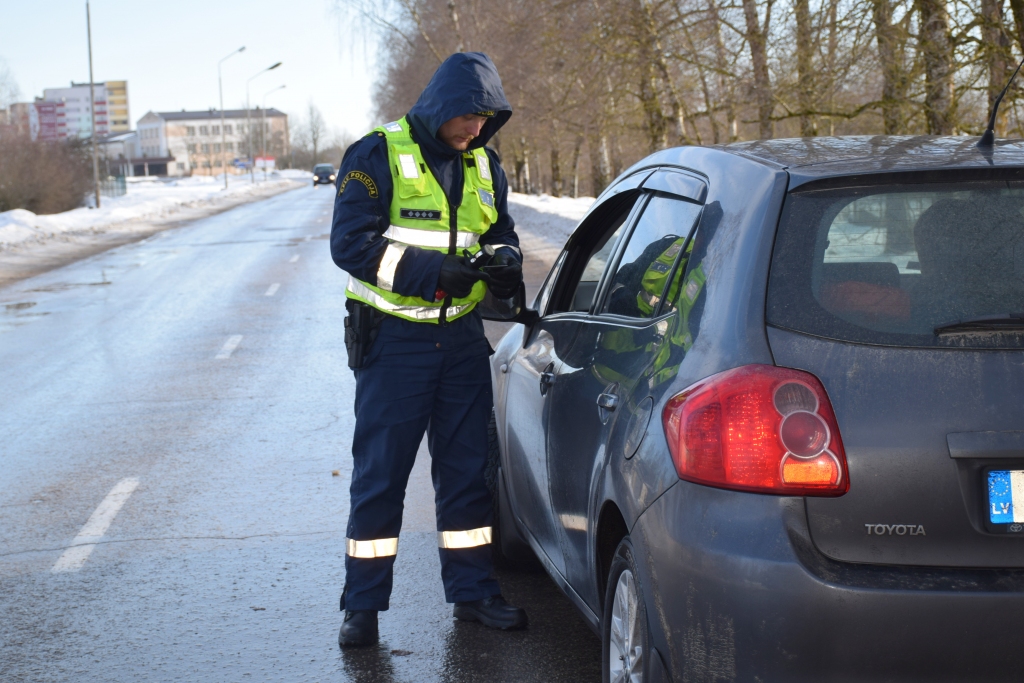 INTENSĪVA SATIKSME. Aizkrauklē, Dārza ielā, parasti ir intensīva satiksme. Triju stundu laikā ceļu policisti protektorus pārbaudīja apmēram 200 automašīnām.