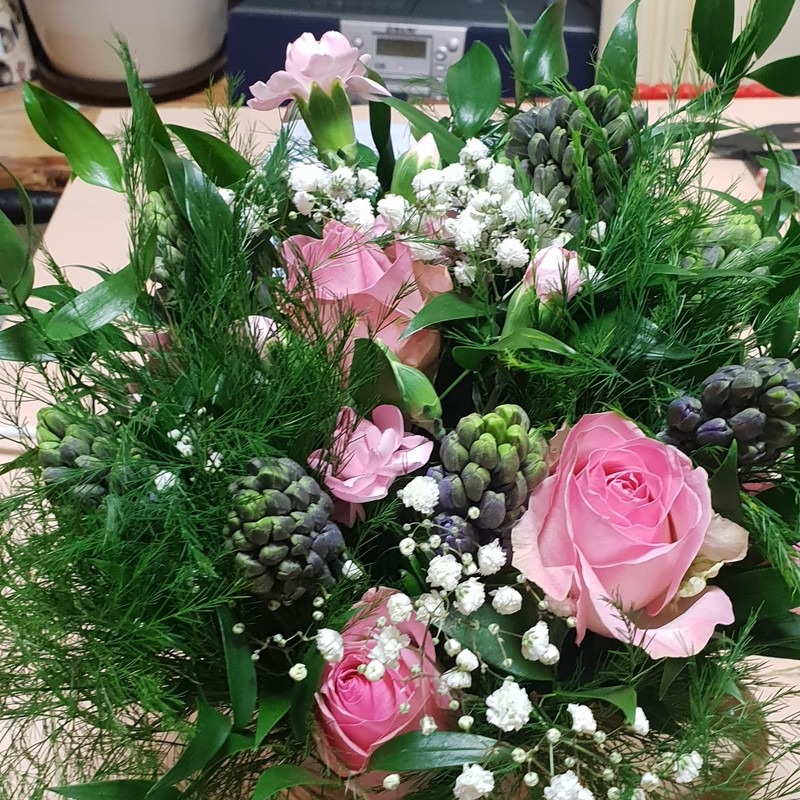 Nodarbību veikums. Šīs skaistās ziedu kompozīcijas projekta dalībnieces iemācījās veidot radošajā nodarbībā.
Autors: no www. koknese.lv