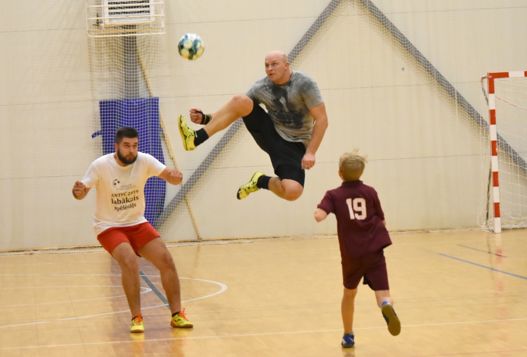 Titāns darbībā. Andrejs Ostvalds (lēcienā) “Zvaigžņu spēlē” iepriecināja ar akrobātiskiem sitieniem. Kad Andrejs sit pa bumbu, tad visa zāle norīb.