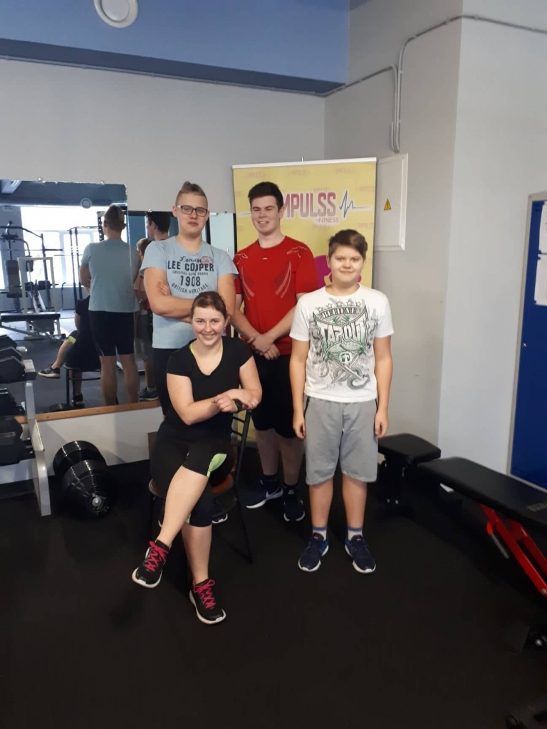 Godalgas pirmajās sacensībās! No kreisās — Gvido Krūmiņš, Akims Poļuškins, Marko Krūmiņš un Ieva Rāzna (priekšplānā).
Autors: no personīgā albuma