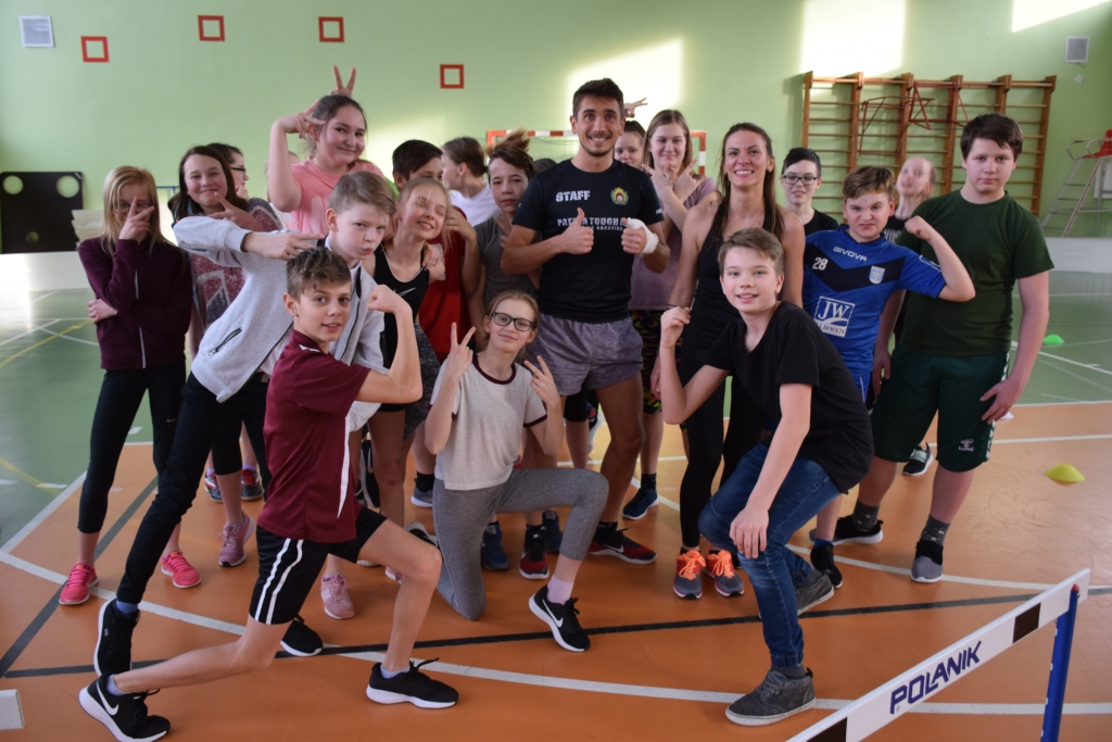 No teorijas praksē. Artjoms Rekuņenko (centrā) tūlīt dos startu sestklasnieku stipro skrējienam.