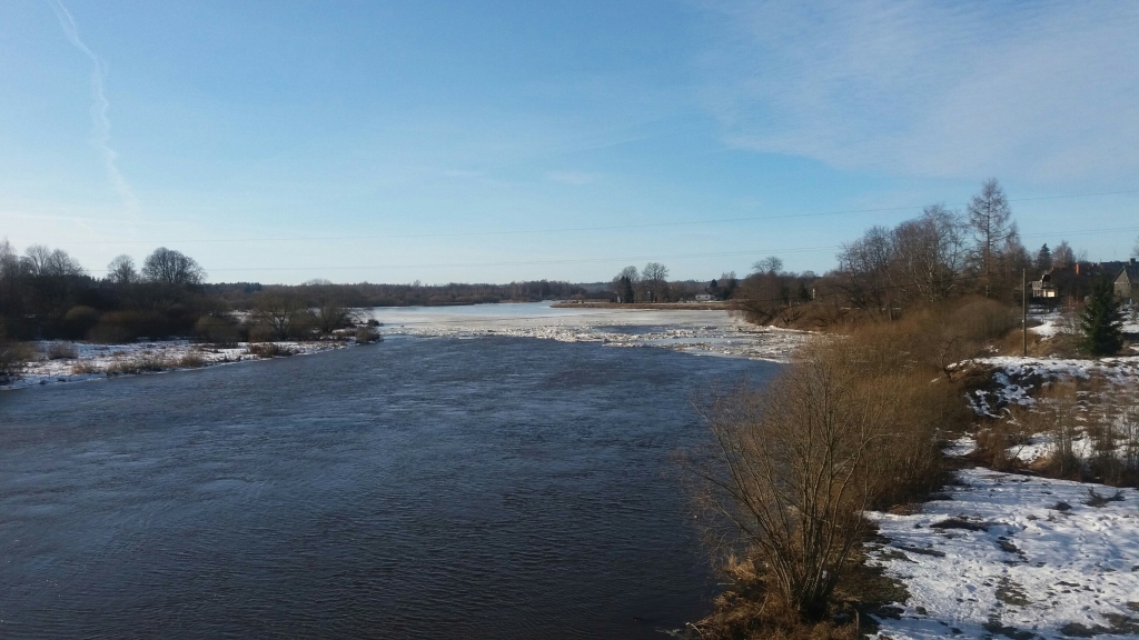 ŪDENS CEĻŠ VAĻĀ. Aiviekste jau bez ledus.