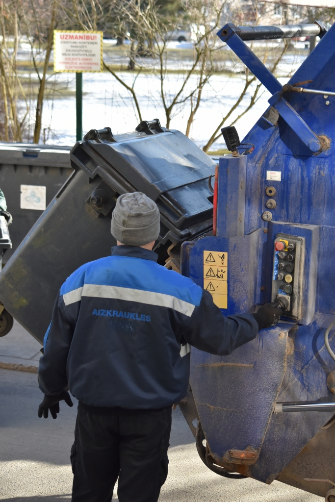 Jāraksta iesniegums. “Privātmāju īpašnieku vilinājums atkritumus izbērt pilsētas konteineros ir liels. Ja no viņu mājsaimniecībām atkritumus izvedīs katru mēnesi, vairs nebūs vajadzības tos mest pilsētas konteineros,” uzskata Aizkraukles KUK vadītājs Zemgus Vītoliņš. “Var būt gadījumi, kad mājsaimniecībā dzīvo tikai viens cilvēks un nevar mēneša laikā piepildīt konteineru, bet par šādiem izņēmumiem jālemj domei pēc katra iesnieguma izskatīšanas.”