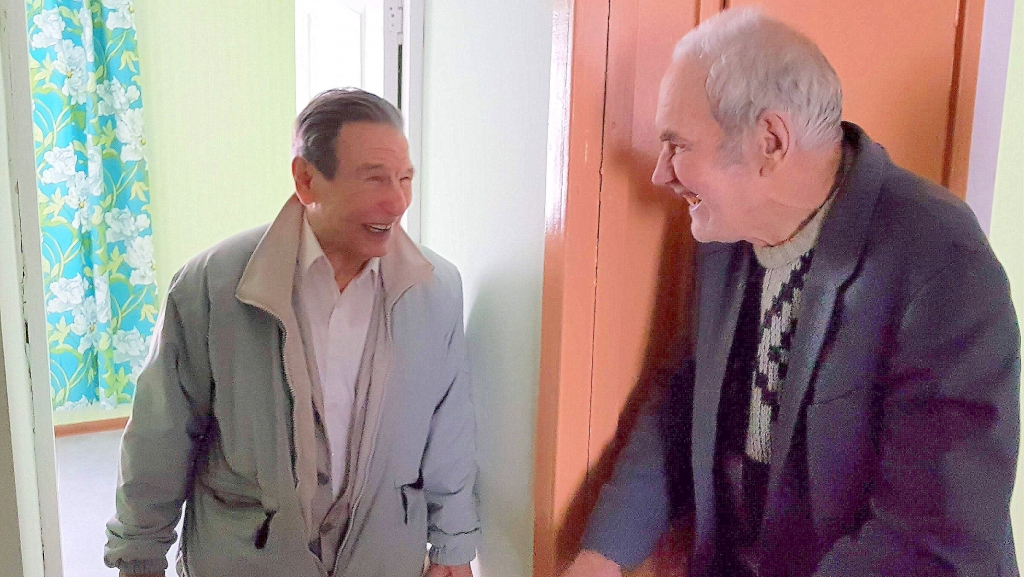 Gatavi pārmaiņām. Pēteris (no kreisās) un Juris pirmo reizi apskata jauno mājvietu.
Autors: Imants Kaziļuns