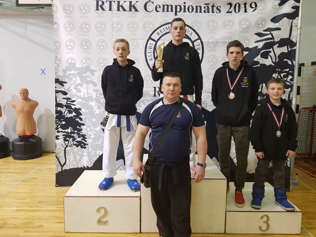 MEDAĻU IEGUVĒJI — karatē kluba “Kadzan” sportisti un treneris Igors Fetkuļins (priekšā) — “RTKK 2019” čempionātā Rīgā.
Autors: no karatē kluba “Kadzan”