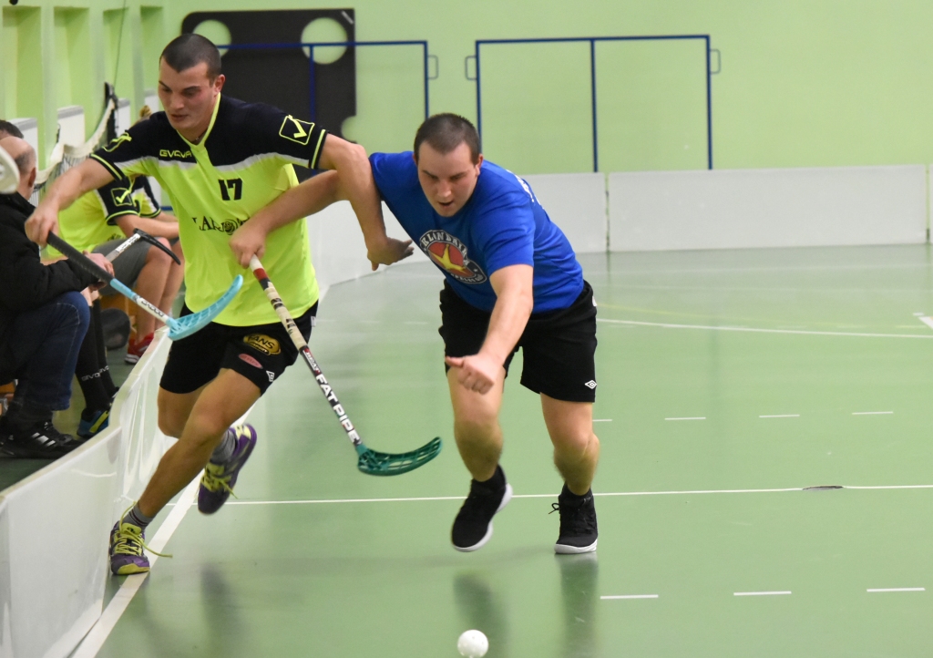 Viena bumbiņa diviem. Vienības “Silarozes” florbolists Raivis Kurnigins un daudzesietis Raimonds Vanags.