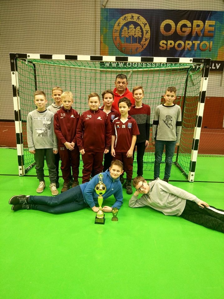 B fināla uzvarētāji. 2006. gadā dzimušie vienības “FK Veina/Petrow Aizkraukle” futbolisti ar treneri Antonu Ciematnieku.
Autors: no kluba “FK Veina”