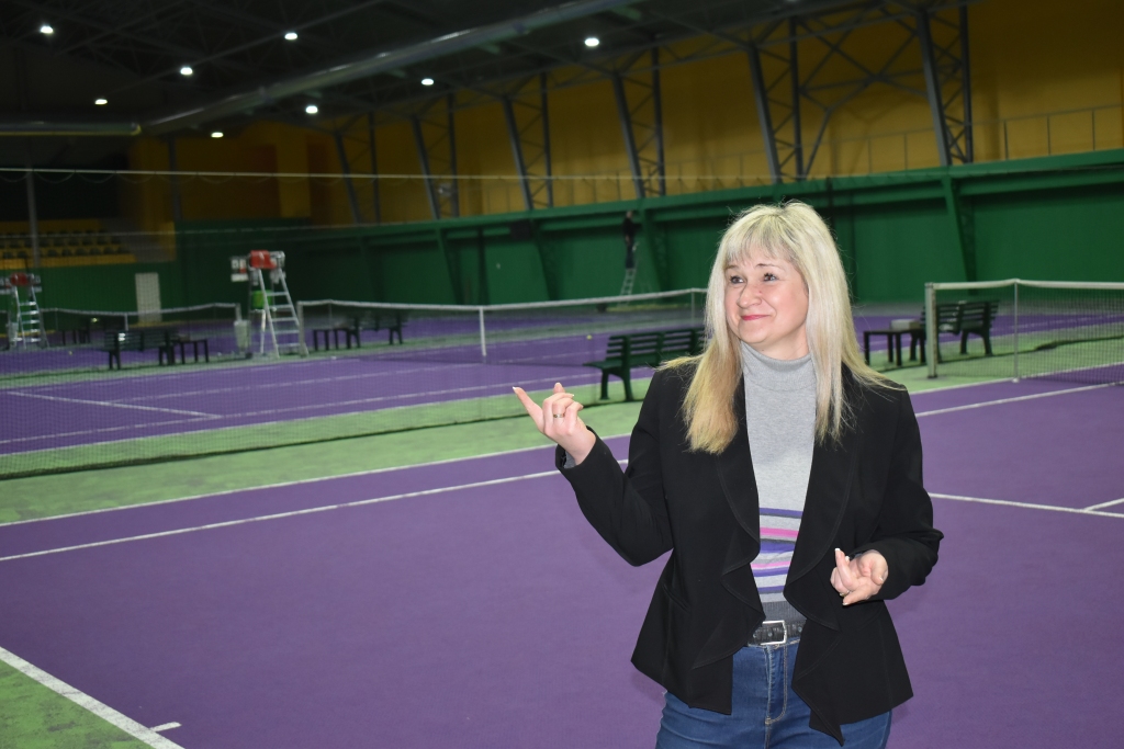 Sandra Skutele, tenisa kluba “Vilar” administratore, izrāda jaunos tenisa laukumus.