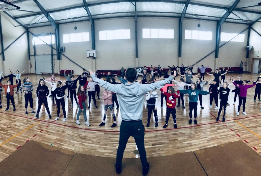 DEJAS UN ZIEMAS PRIEKI Pļaviņu dejotājiem.
Autors: no T. Zagorskas albuma