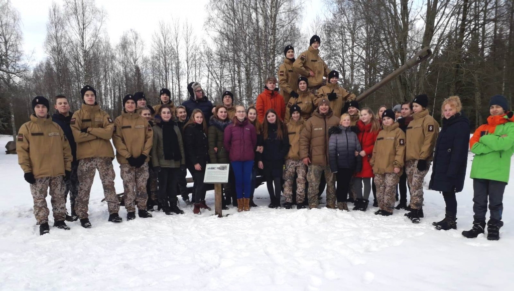 Jaunjelgavas vidusskolas valsts aizsardzības mācības priekšmetā iesaistījušies audzēkņi un Aizkraukles jaunsargi kopā ar skolotāju un instruktoru Gintu Kokinu devās kopīgā ekskursijā uz Latvijas Kara muzeja filiāli “Ziemassvētku kauju muzejs”.
Autors: no Ginta Kokina albuma
