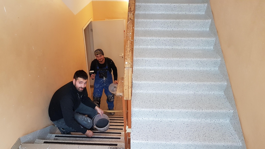 Kāpnes kā jaunas. Meistari no uzņēmuma “Portal.lv” pakāpienos iestrādā pretslīdes joslas.