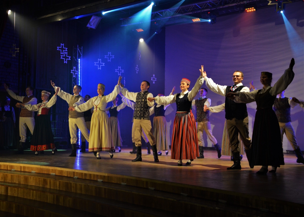 Šoreiz 30 gadu jubilejai veltītajā koncertā piedalījās pieci deju kolektīva “Pēdas” draugu kolektīvi, bet tie nebūt nav visi. Ar citiem tiksimies citreiz.
Autors: Diāna Meirāne