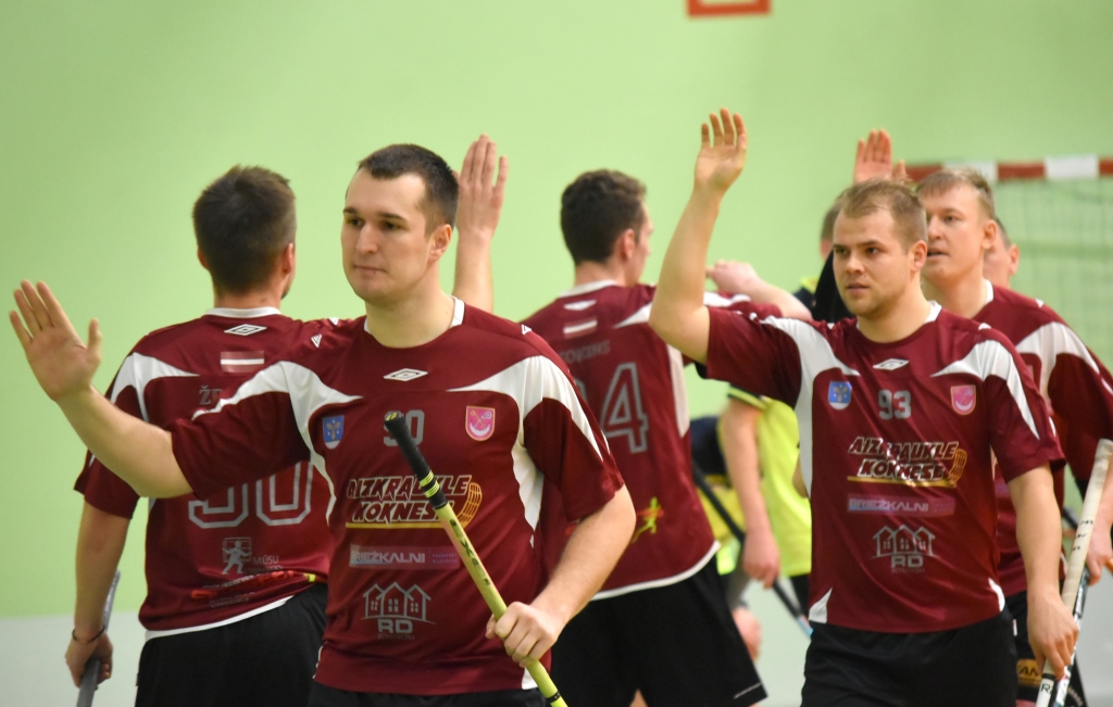 Turnīra līderi. Vienības “Koknese” florbolisti svin katrus gūtos vārtus. Priekšplānā — komandas kapteinis Rihards Krauklis, aiz viņa Kristaps Briedis.