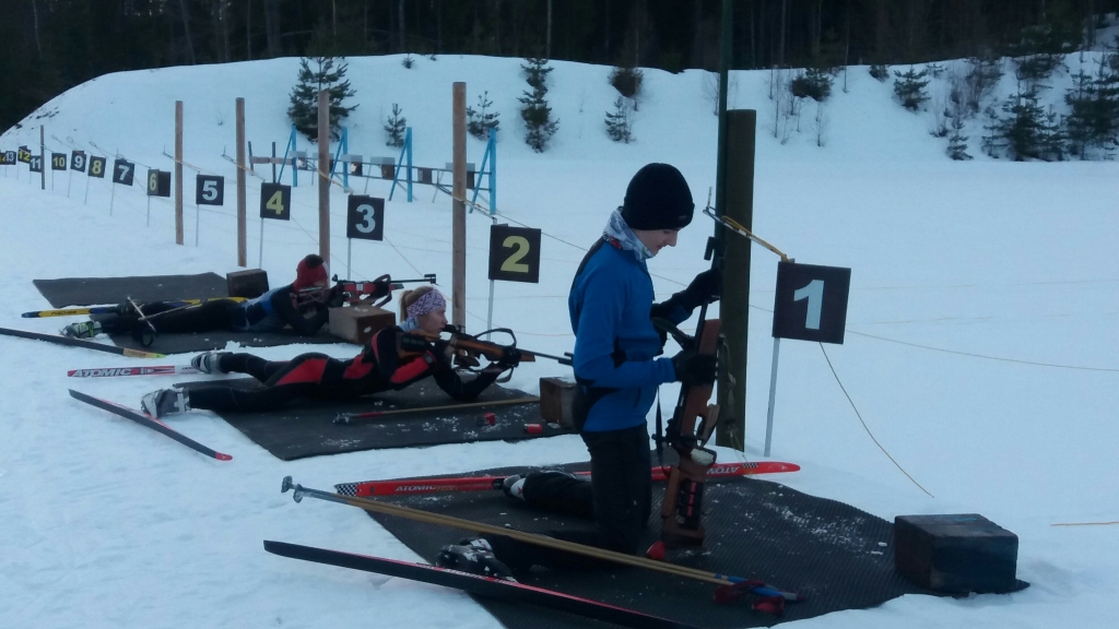 STARTĒ BIATLONISTI. Dalībnieki bija visās vecuma grupās.