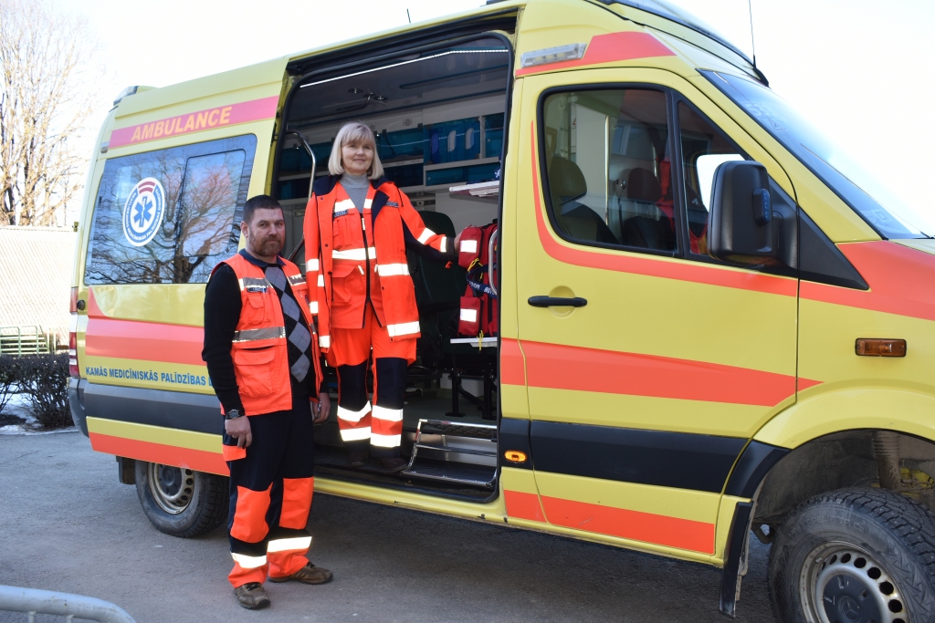Gatavi steigt palīgā. NMPD Jaunjelgavas brigādes ārsta palīdze Inese Kuļikovska un operatīvā transportlīdzekļa vadītājs Vitālijs Rudaks.