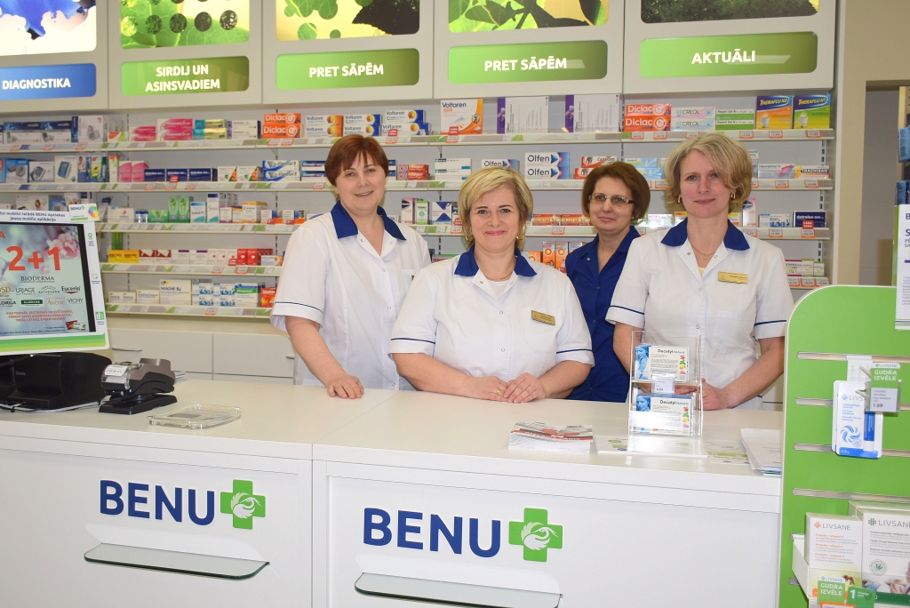 “Benu aptiekas 66” Aizkrauklē atsaucīgās darbinieces: (no kreisās) farmaceite Daiga Vaišļa, farmaceita asistente Sandra Zute, farmaceita palīdze Gunta Ābeltiņa, farmaceite un aptiekas vadītāja Anžela Skudra. Fotogrāfijas tapšanas brīdī klāt nebija farmaceites Kristīnes Aņisimovas.                                
Autors: Imants Kaziļuns