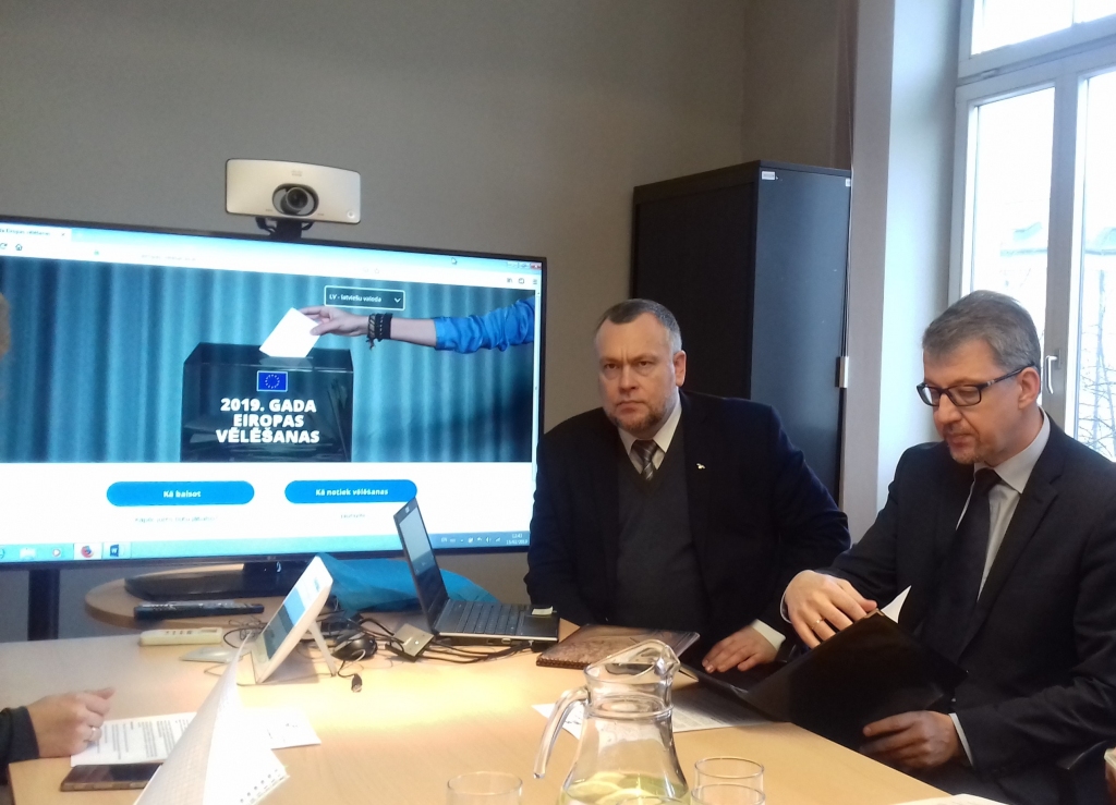 Arnis Cimdars, Centrālās vēlēšanu komisijas priekšsēdētājs (no kreisās), iepazīstināja ar Eiropas Parlamenta vēlēšanu norises praktisko pusi.