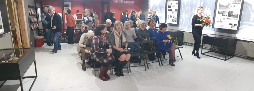 Vēstures klases atklāšana. Starp sanākušajiem ciemiņi un vietējie.