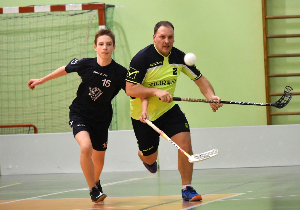 Kurš pirmais? Pēc bumbiņas dzenas vienības “Aizkraukles novada vidusskola” spēlētājs Ralfs Trofimovs (no kreisās) un komandas “Silarozes” florbolists Gatis Muižnieks.