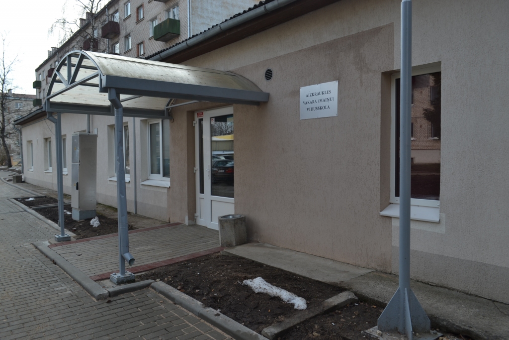 SKOLU SLĒGS! Aizkraukles Vakara (maiņu) vidusskola pastāvēs vēl šo un nākamo mācību gadu, pēc tam to slēgs mazā skolēnu skaita dēļ. Skolēni, kuri dažādu apstākļu dēļ vēlējās iestāties vakarskolā, pamatizglītību varēs iegūt vispārizglītojošā skolā, bet vidējo izglītību — Aizkraukles Profesionālajā vidusskolā. “Tāda ir realitāte — skolēnu ir arvien mazāk. Izglītības un zinātnes ministrija plāno, ka turpmākajos gados Latvijā slēgs apmēram 150 skolu,” 
saka Aizkraukles Vakara (maiņu) vidusskolas direktors Andris Antāns.