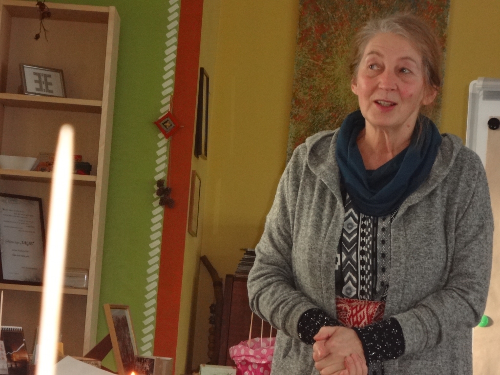 Stāstniece Anita caur zīmēm un simboliem šodien Radošajā mājā runās par Lāčplēsi.