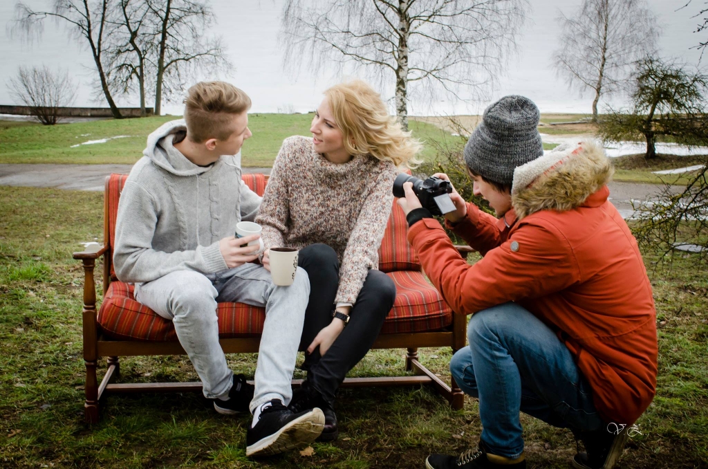 Notiek filmēšana. Kaspars Kambars iemūžina jauniešu Paulas Plikšas un Anda Burkas mīlasstāstu dziesmas “Divatā” videoklipam.