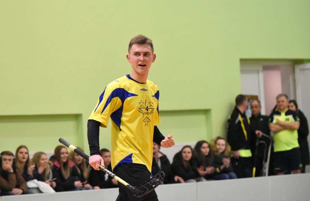 Izdevās! Viens no vienības “Vecbebri” celmlaužiem — Krists Bitenbinders — priecājas par realizēto metienu mača izskaņā.