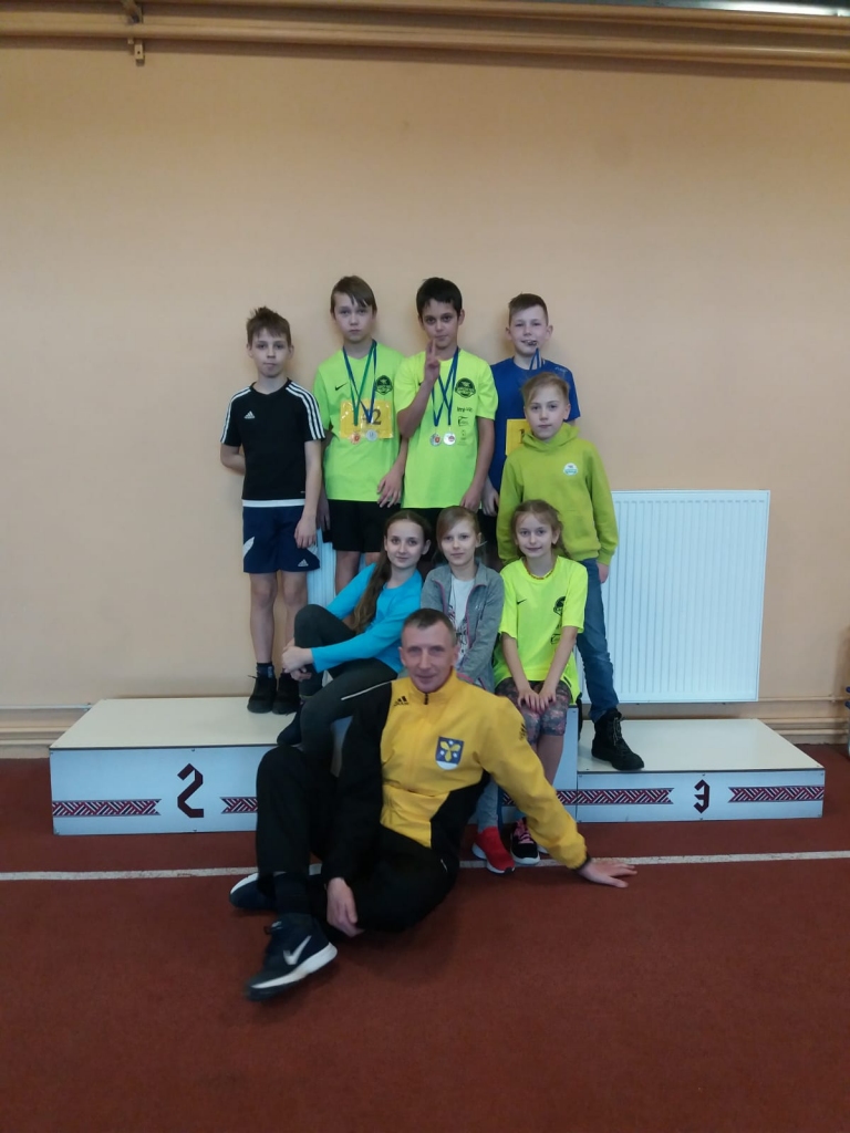 Attēlā augšā no kreisās — Roberts Vītoliņš, Markuss Skuja, Rūdolfs Doncovs, Kārlis Bricis un Edvards Reinicāns. Meitenes Megija Arpa (no kreisās), Loreta Ruble un Nikija Zujeva ar treneri Aigaru Rubli.
Autors: no personīgā albuma