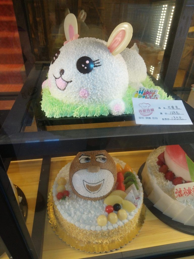 Pirmais foto Ķīnas veikalā. Kas tik te atrodams! Pusi no precēm — dzērienus, augļus, gatavos izstrādājumus — redzam pirmoreiz.
Autors: no ceļotāju albuma