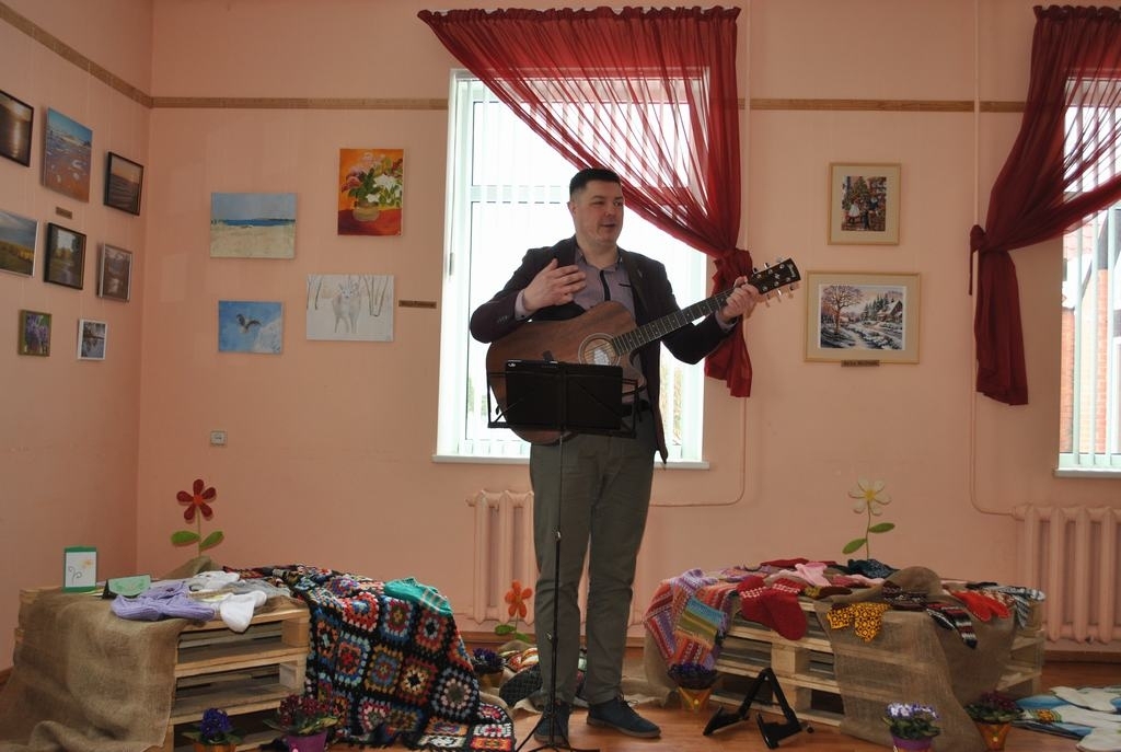 MĀKSLAS UN MŪZIKAS SVEICIENS. Klintaines iedzīvotāju rokdarbu un radošo darbu izstādes atklāšanā apmeklētājus iepriecinās Aldis Grandāns.
Autors: no “Staburaga” arhīva