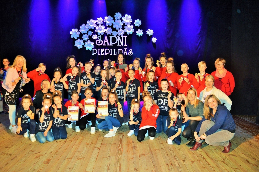 Pļaviņu deju grupas “Shiny CRYSTAL” un “CRYSTAL” veiksmīgi uzstājās V Jauno izpildītāju starptautiskais konkursā-festivālā “SAPŅI PIEPILDĀS!” Daugavpilī.
Autors: no deju studijas albuma