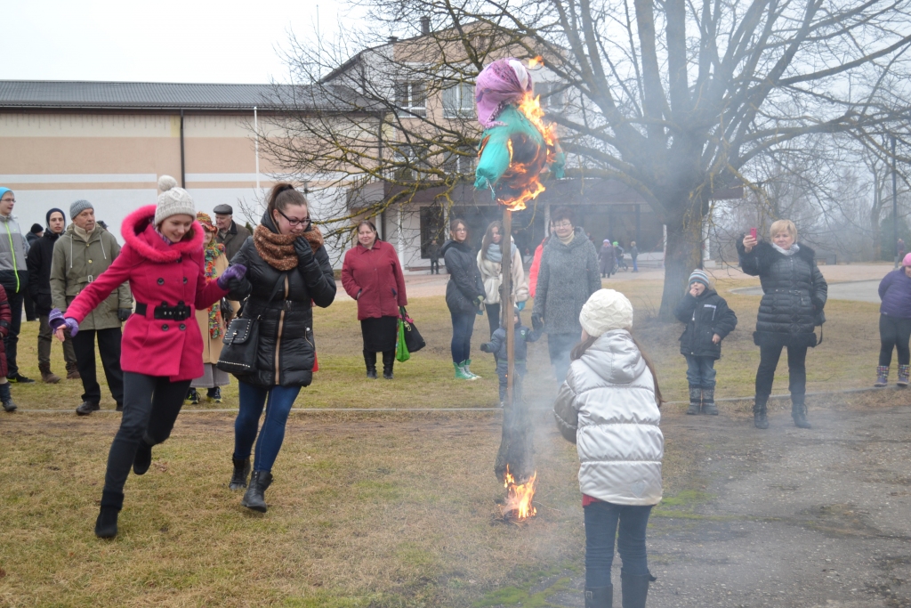 Aizgaiņā ziemu. Simboliskā salmu lelles dedzināšana nozīmē, ka pavasarim vārti vaļā.
Autors: no “Staburaga” arhīva
