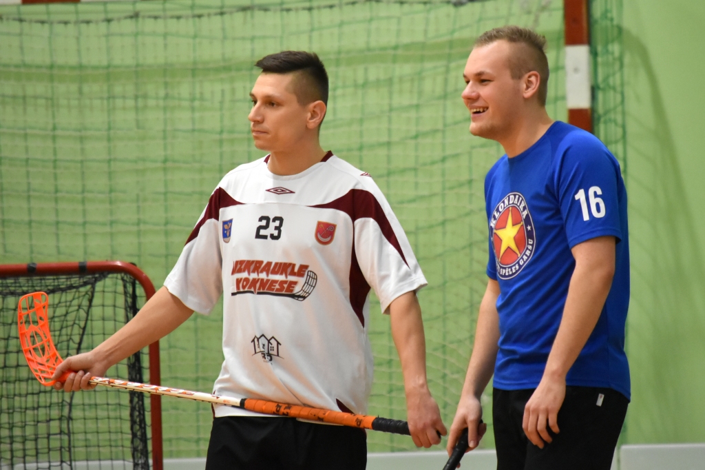 Vienības “Koknese” florbolists Deniss Ignatjevs (no kreisās) un komandas “Veču lauks/Daudzese” dalībnieks Kārlis Tarasovs.
